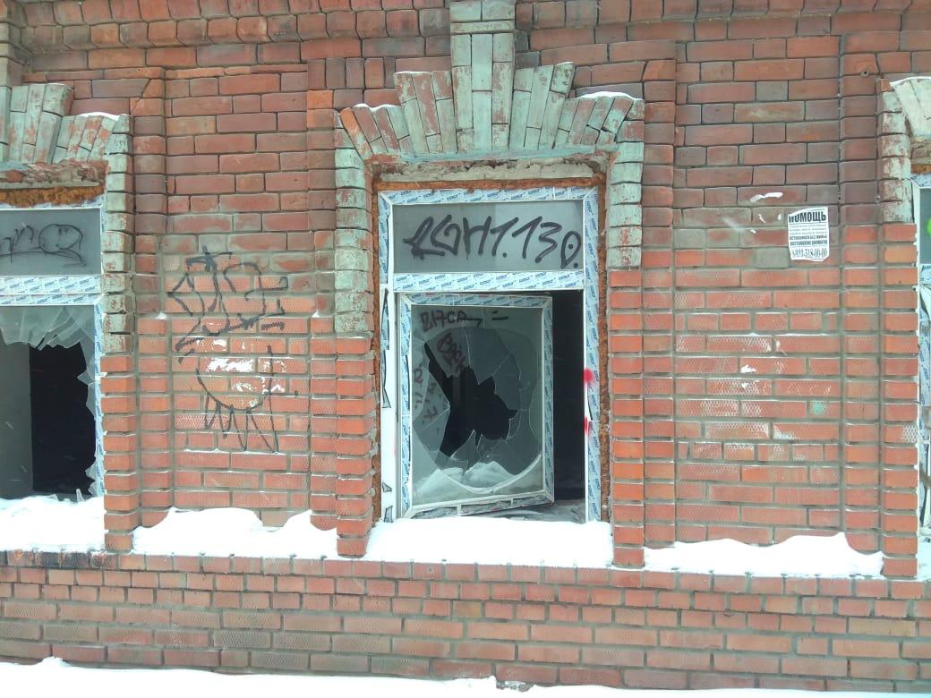 Фото В Томске неизвестные вандалы планомерно разрушают «дом с кикиморой» 2