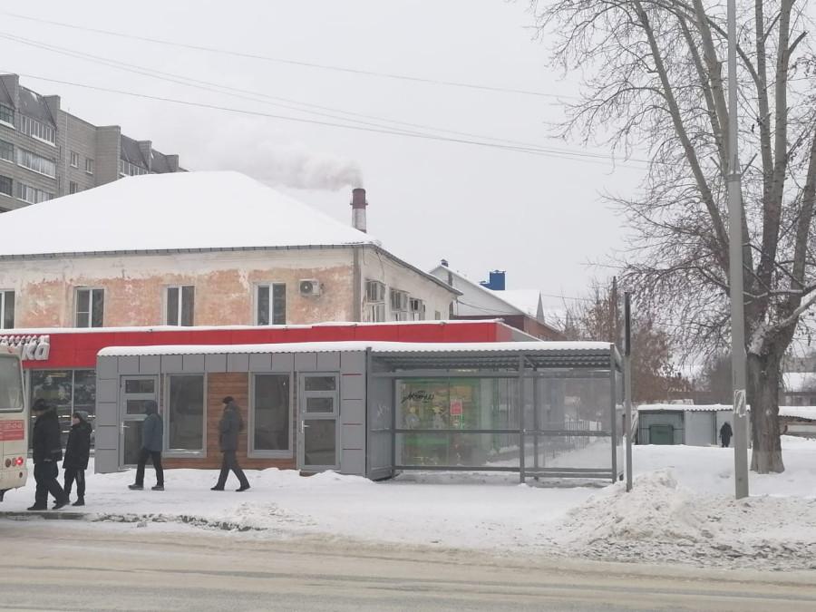 Фото «Пешком постоишь»: удивительная автобусная остановка появилась в Бердске 2