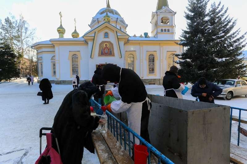 Фото В Новосибирске начали раздавать святую крещенскую воду 2