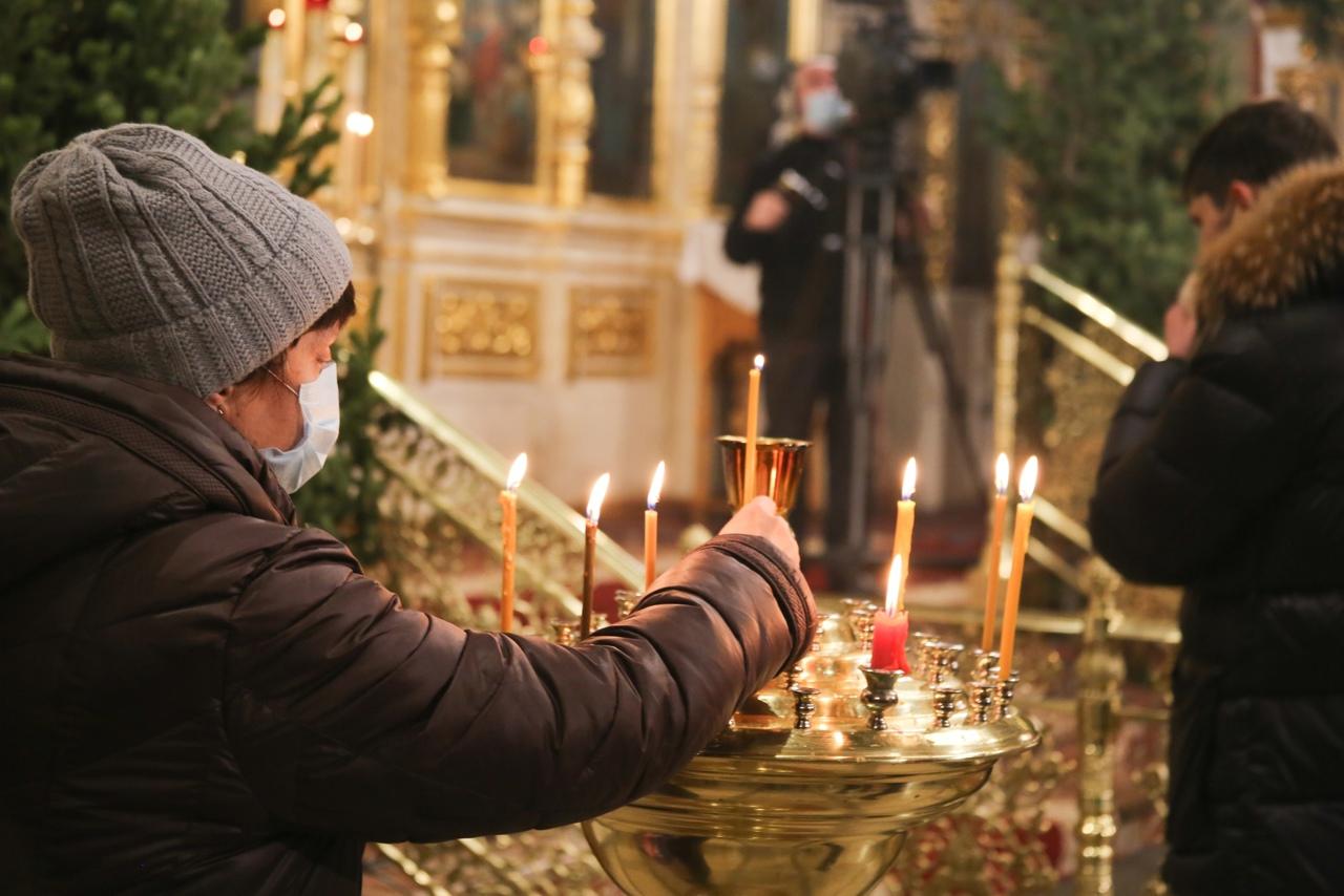 Фото Новосибирцы празднуют Рождество Христово: лучшие фото из Вознесенского собора 7
