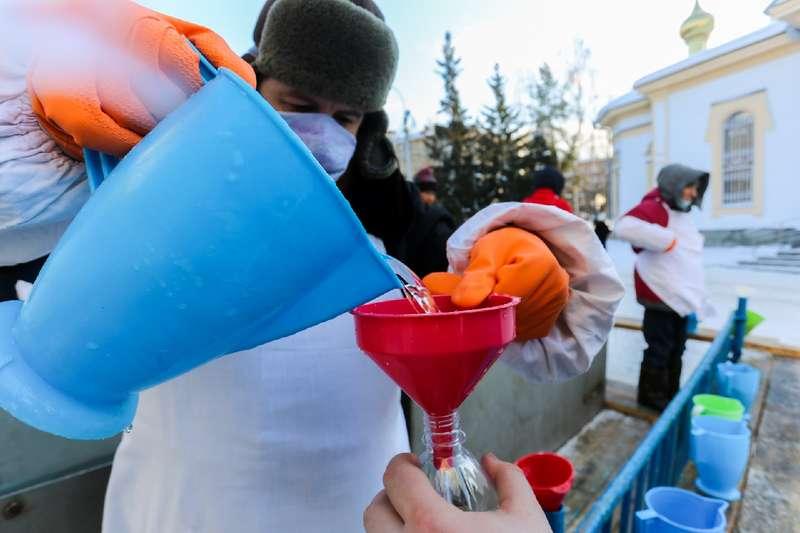 Фото В Новосибирске начали раздавать святую крещенскую воду 3