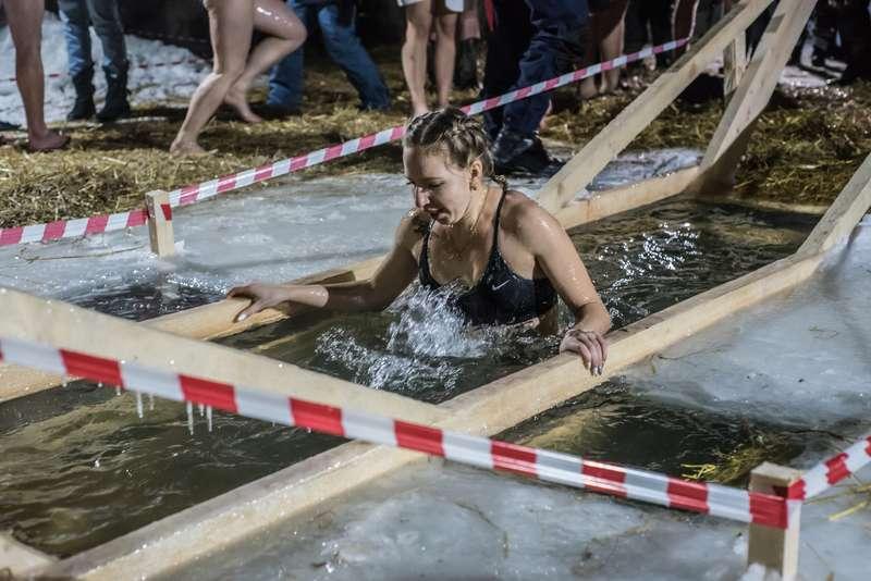 Фото Остудили купальники: девушки из Новосибирска окунулись в прорубь на Крещение – 10 фото 2
