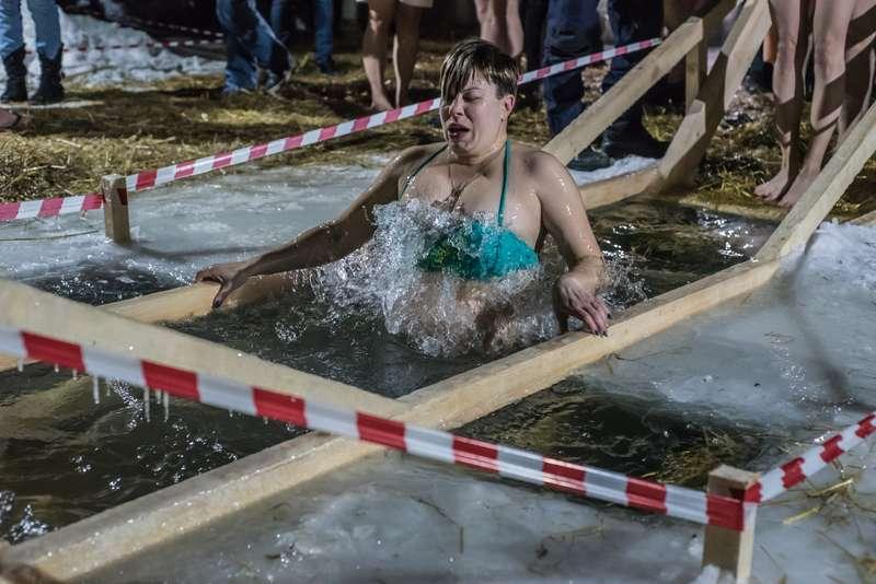Фото Остудили купальники: девушки из Новосибирска окунулись в прорубь на Крещение – 10 фото 4