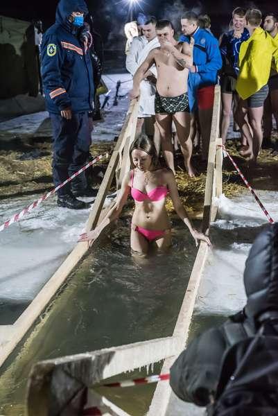 Фото Остудили купальники: девушки из Новосибирска окунулись в прорубь на Крещение – 10 фото 6