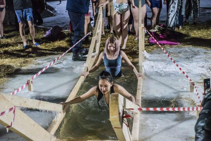 Фото Остудили купальники: девушки из Новосибирска окунулись в прорубь на Крещение – 10 фото 7