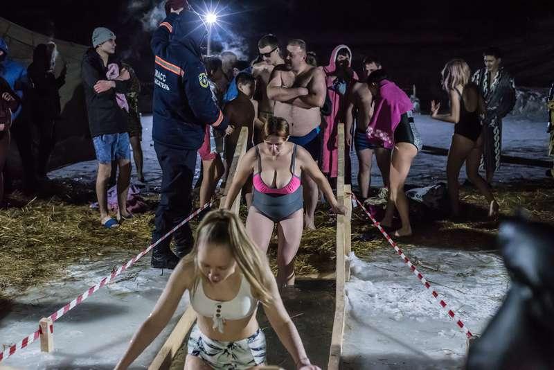 Фото Остудили купальники: девушки из Новосибирска окунулись в прорубь на Крещение – 10 фото 8