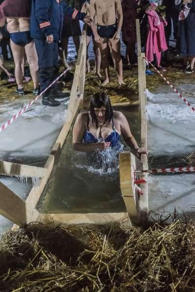 Фото Остудили купальники: девушки из Новосибирска окунулись в прорубь на Крещение – 10 фото 9