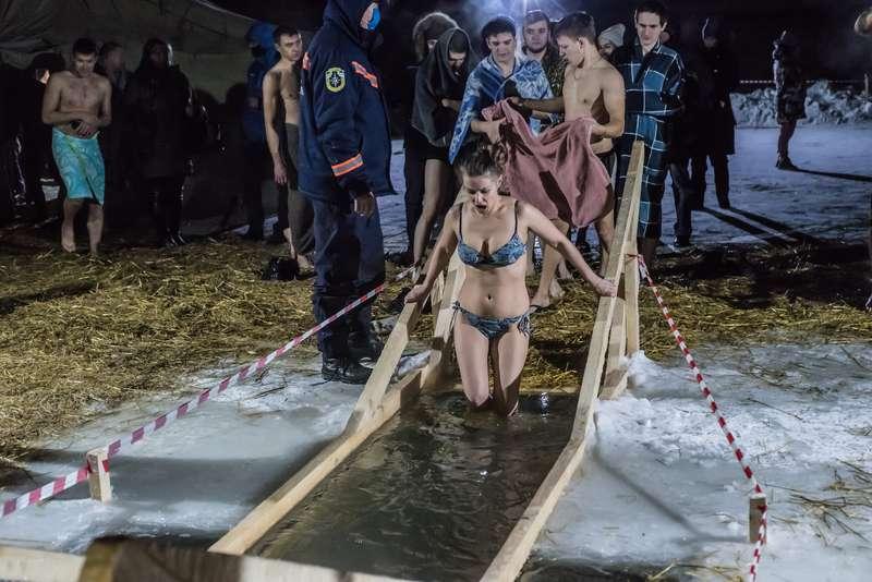 Фото Остудили купальники: девушки из Новосибирска окунулись в прорубь на Крещение – 10 фото 10