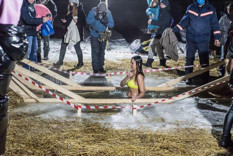 Фото Остудили купальники: девушки из Новосибирска окунулись в прорубь на Крещение – 10 фото 11