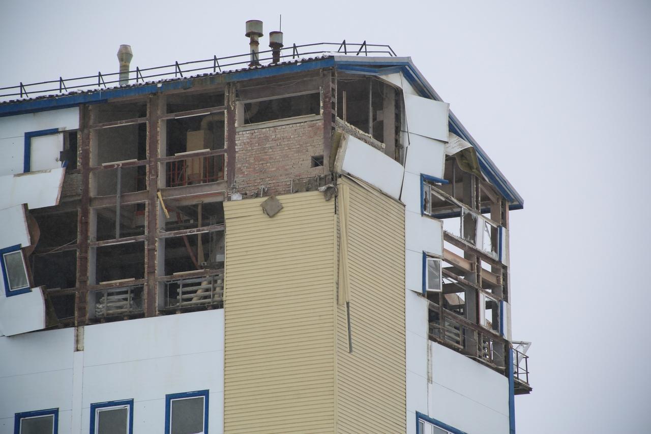 Фото Оконные рамы вынесло наружу: появились фото раскуроченной восьмиэтажки в Новосибирске 2