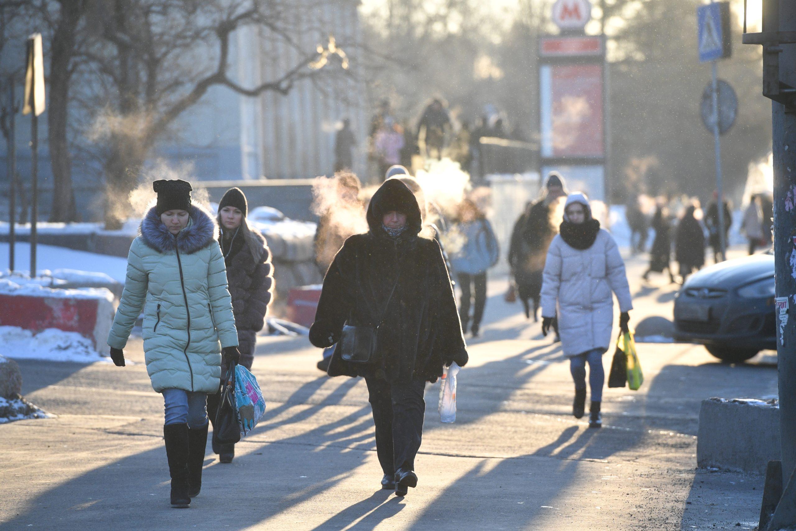Население россии 1 января 2023 года. Люди зимой на улице. Люди в городе зимой. Люди на улице зимой Россия. Люди на улицах Москвы зимой.