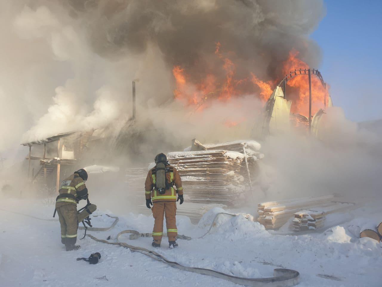 Фото В Томске пожарные пытаются потушить горящий огромный ангар деревообрабатывающего цеха 2
