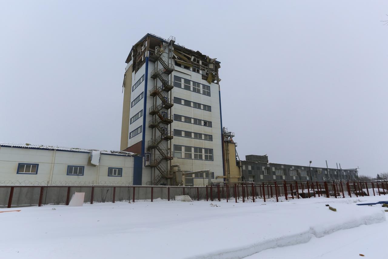 Фото Оконные рамы вынесло наружу: появились фото раскуроченной восьмиэтажки в Новосибирске 9