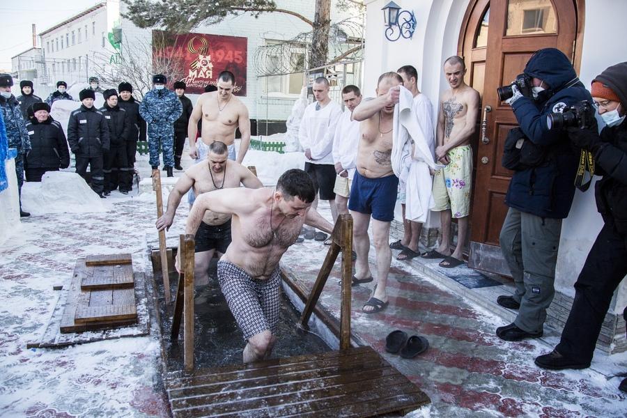 Фото Крещение строгого режима: новосибирские осуждённые искупались в ледяных купелях – фоторепортаж из колонии 8