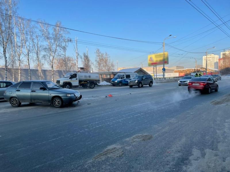 Фото В Томске водитель сбил двух перебегавших через дорогу женщин 2