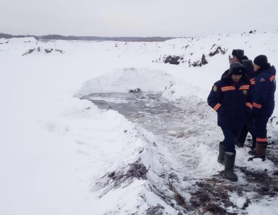 Утонули в феврале. Бульдозер утонул. Бульдозер провалился под лёд. Трагедия на озере Чаны Новосибирской области. Бульдозер ушел под лед.
