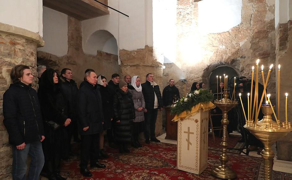 Фото Кремль показал фото из старинной церкви, где Путин встретил Рождество 6
