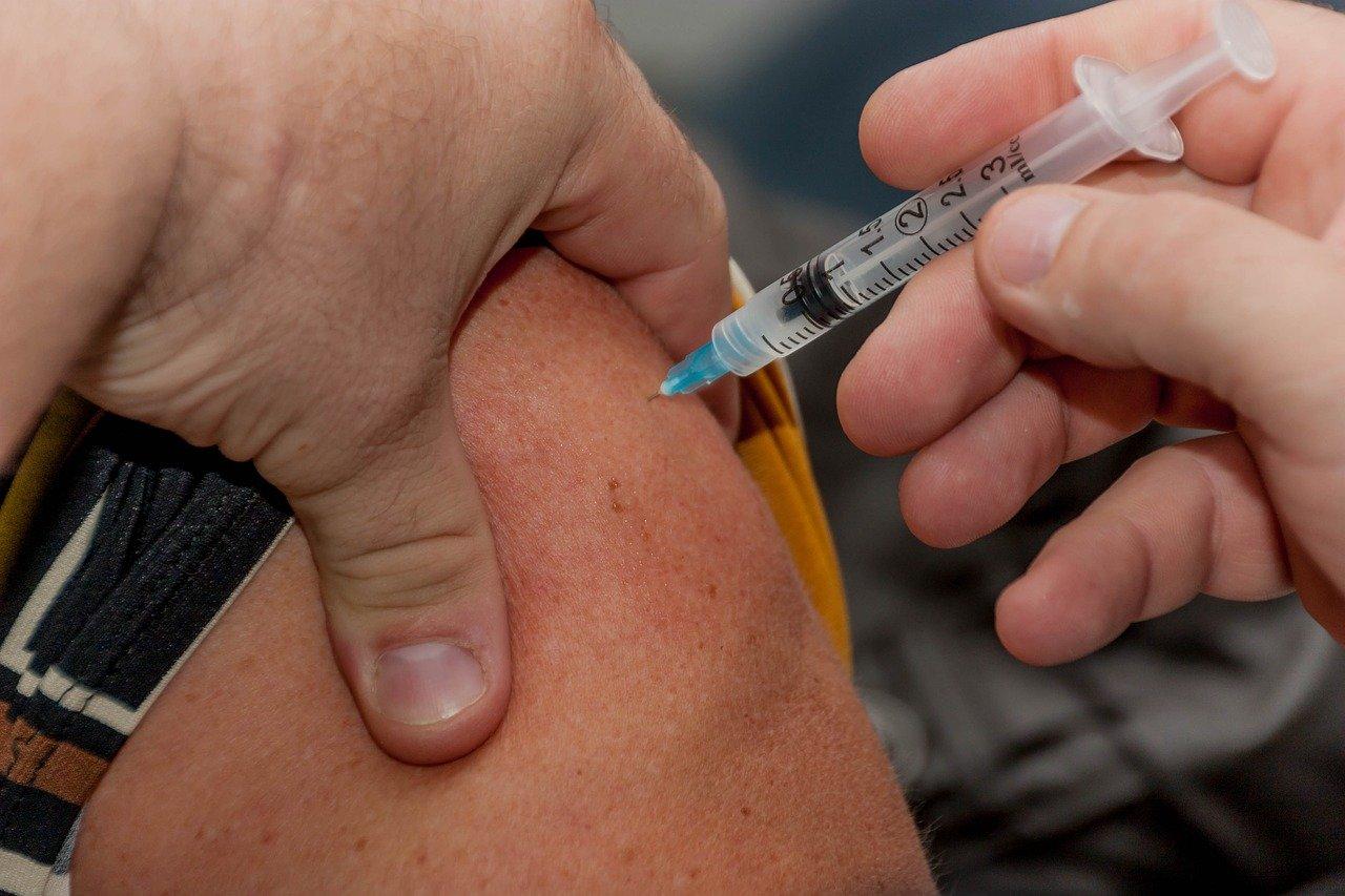 Фото Поставил прививку и умер: десятки человек не выжили после вакцины от коронавируса 2