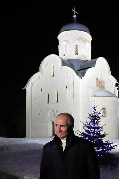 Фото Кремль показал фото из старинной церкви, где Путин встретил Рождество 3