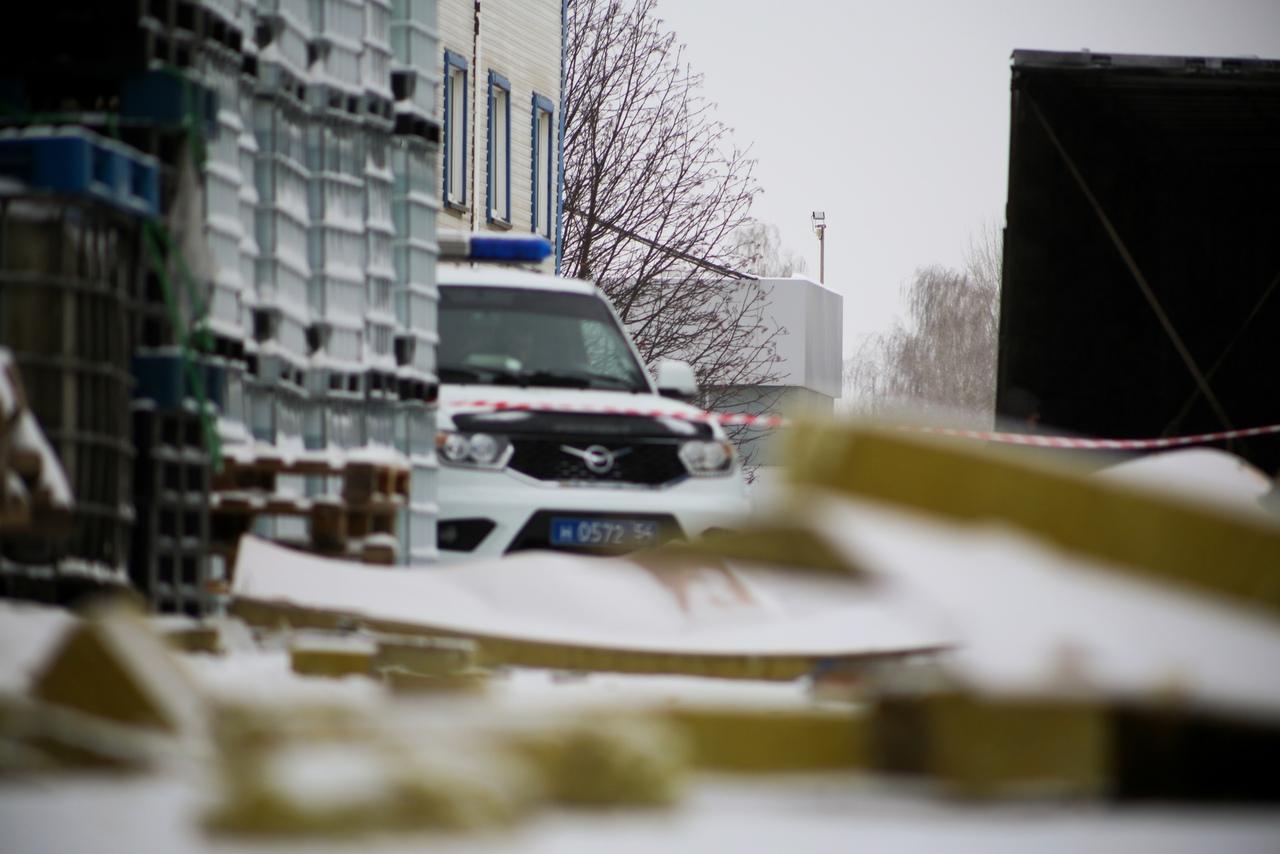 Фото Оконные рамы вынесло наружу: появились фото раскуроченной восьмиэтажки в Новосибирске 11