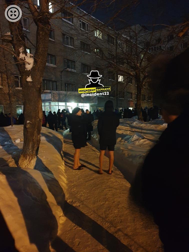 Фото Сотни студентов выбежали ночью из горящего общежития в Барнауле 2