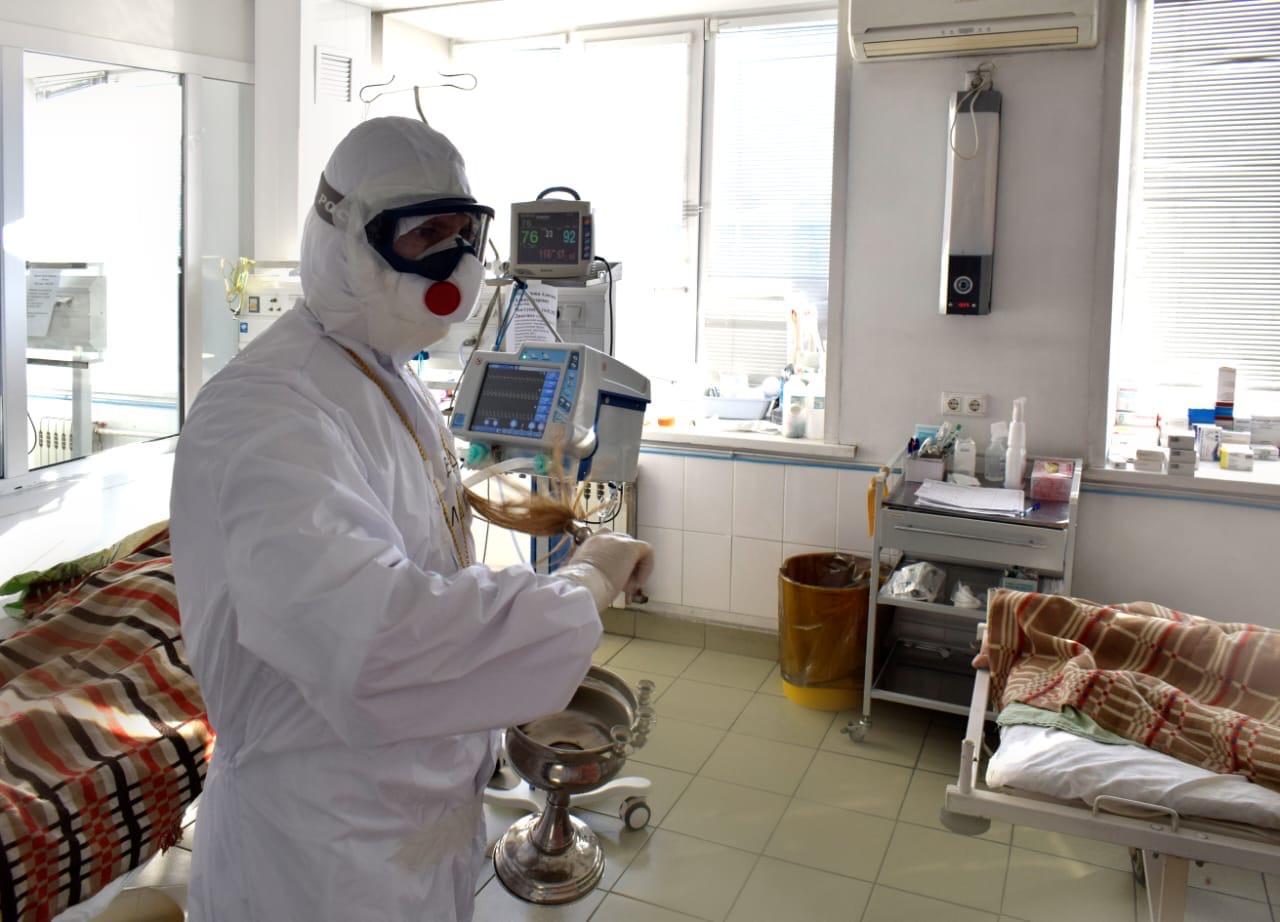 Фото Пациентов с коронавирусом окропили святой водой в больнице Кузбасса 3