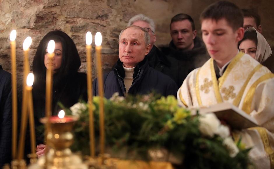 Фото Кремль показал фото из старинной церкви, где Путин встретил Рождество 2