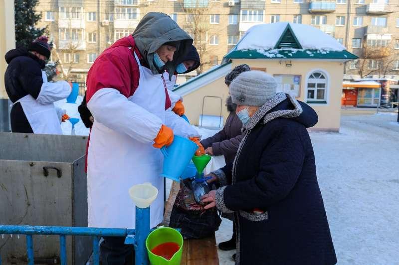Фото В Новосибирске начали раздавать святую крещенскую воду 6