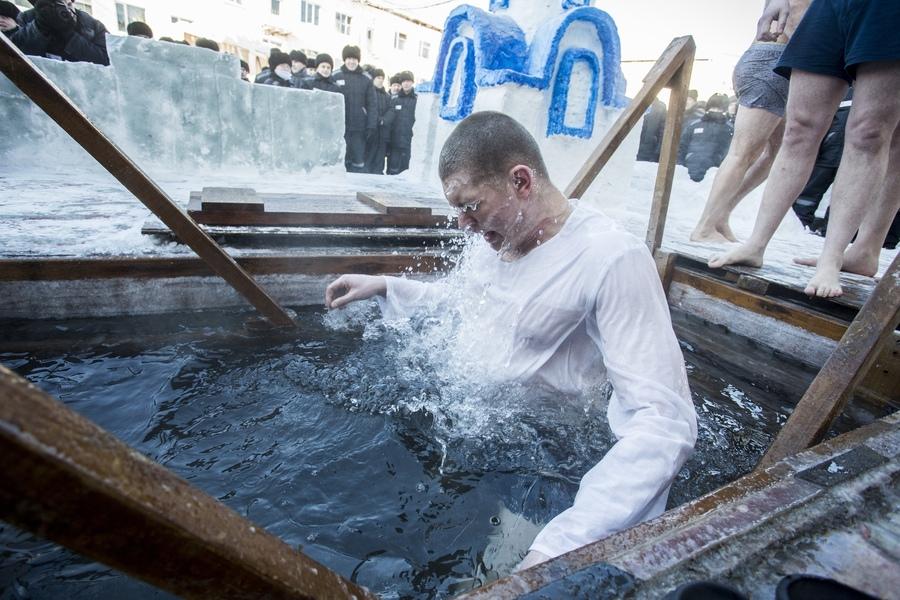 Фото Крещение строгого режима: новосибирские осуждённые искупались в ледяных купелях – фоторепортаж из колонии 9