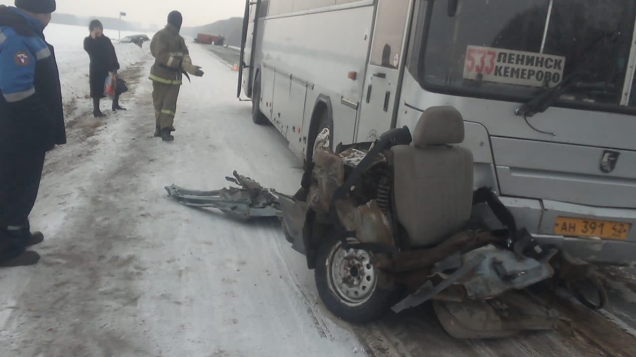 Один погиб, четверо в больнице: легковушку разорвало в ДТП в Кузбассе -  sib.fm