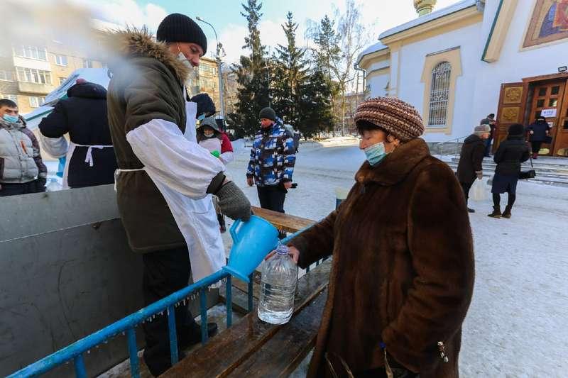 Фото В Новосибирске начали раздавать святую крещенскую воду 7