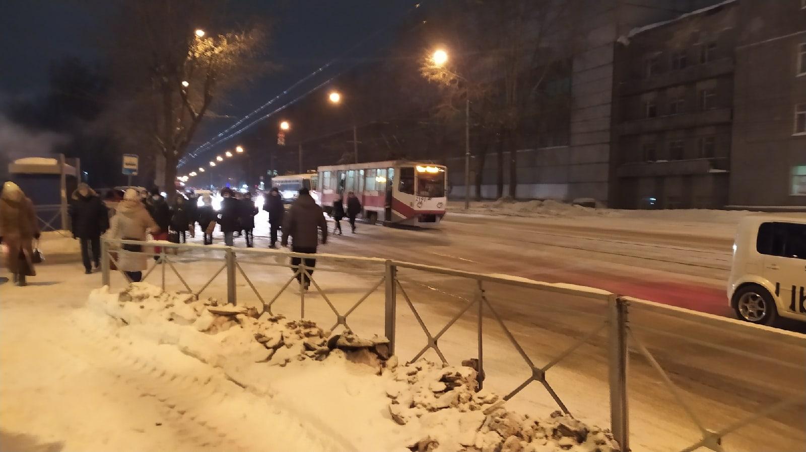 Фото На левом берегу Новосибирска массово остановились трамваи 3