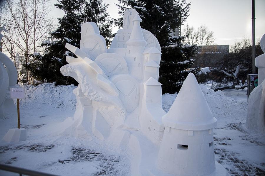 Фото Белые великаны: в Новосибирске назвали победителя фестиваля снежных скульптур 5