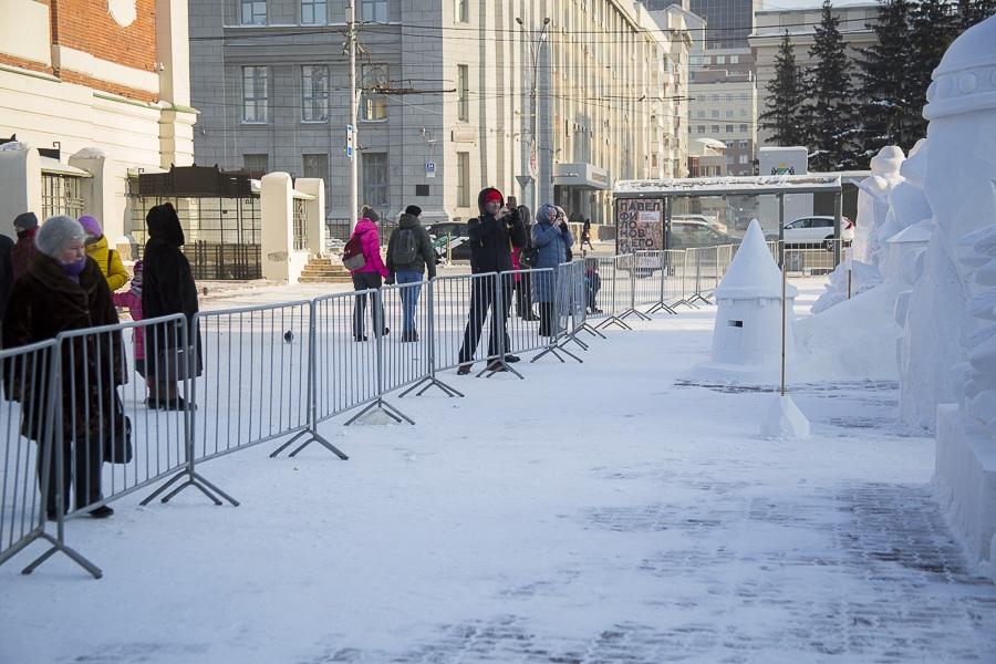 Фото Белые великаны: в Новосибирске назвали победителя фестиваля снежных скульптур 6