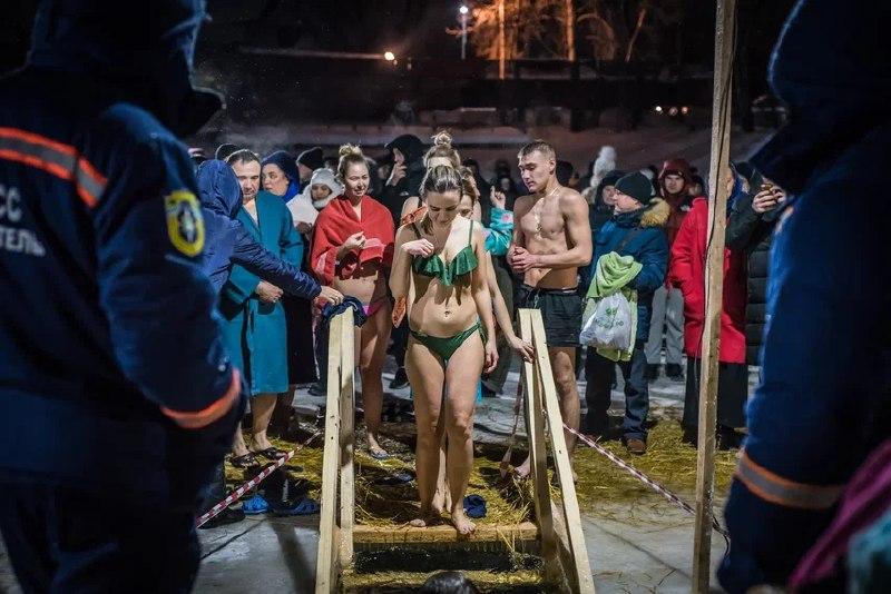 Фото Двадцать смелых: смотрим на красивых девушек из Новосибирска, которые окунулись в прорубь на Крещение 2