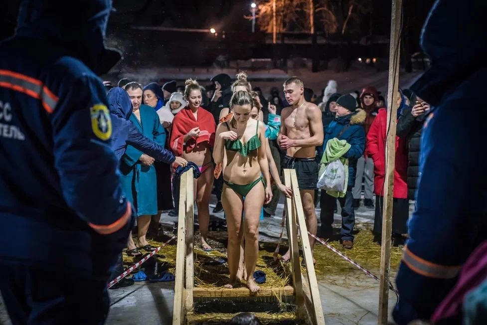 Фото Двадцать смелых: смотрим на красивых девушек из Новосибирска, которые окунулись в прорубь на Крещение 15