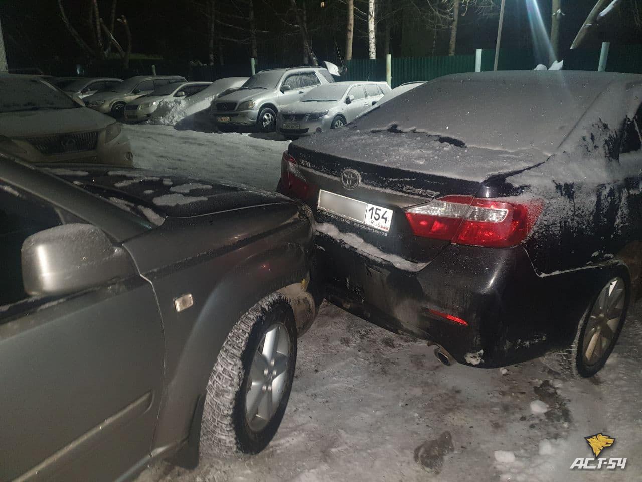 Фото В Новосибирске пьяный водитель на Subaru разбил семь машин во дворе 3
