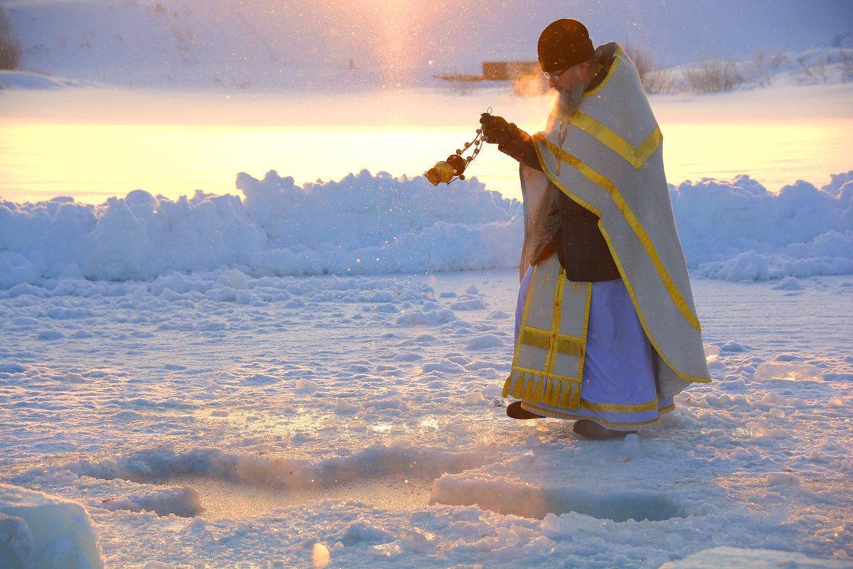 Фото Была простая, стала святая: в РПЦ рассказали об освящении воды на Крещение-2022 2