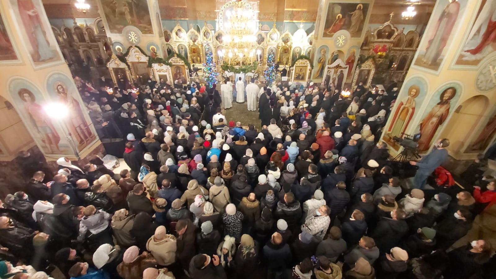 Фото В Новосибирске православные верующие отмечают Рождество Христово – 2022 2