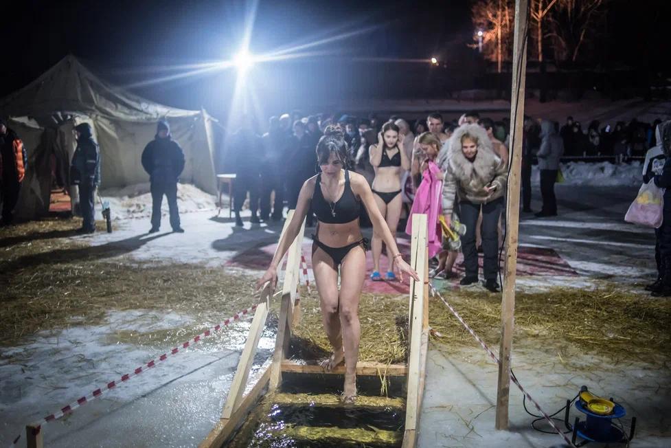 Фото Двадцать смелых: смотрим на красивых девушек из Новосибирска, которые окунулись в прорубь на Крещение 8