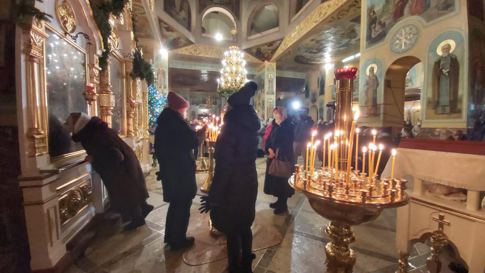 Фото В Новосибирске православные верующие отмечают Рождество Христово – 2022 3