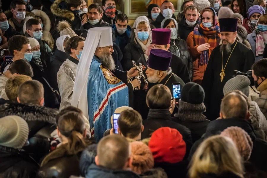 Фото Новосибирцы встретили Рождество на праздничной службе в храме – 15 лучших фото из Вознесенского собора 11
