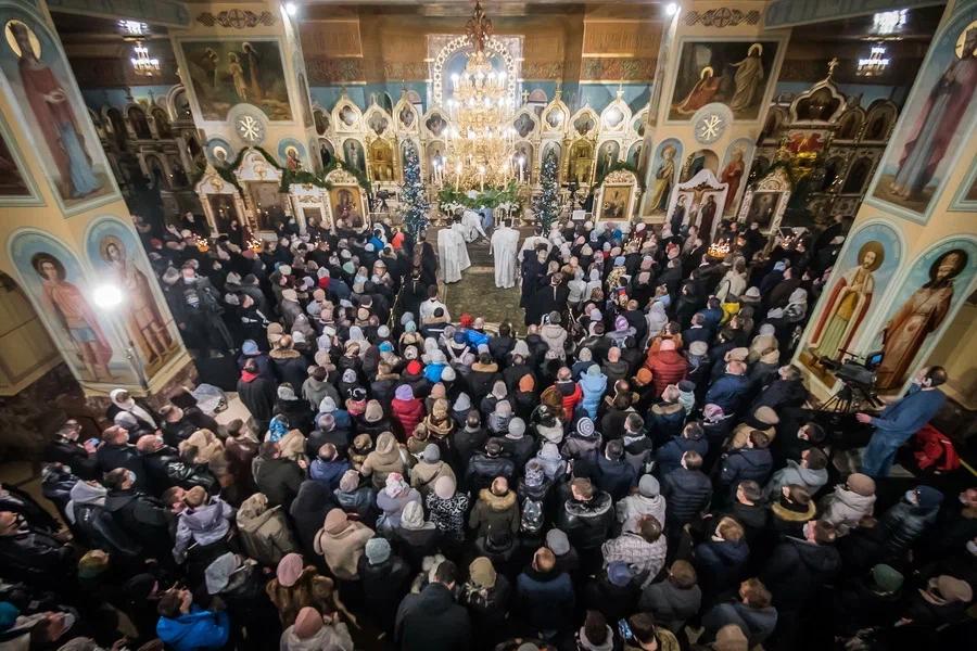 Фото Новосибирцы встретили Рождество на праздничной службе в храме – 15 лучших фото из Вознесенского собора 2