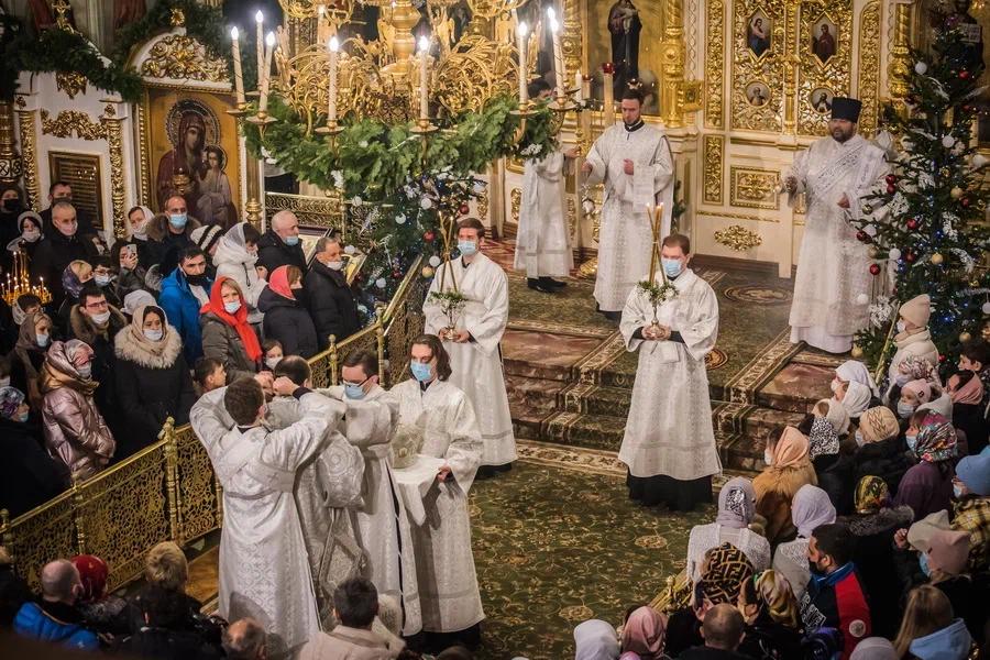 Фото Новосибирцы встретили Рождество на праздничной службе в храме – 15 лучших фото из Вознесенского собора 6
