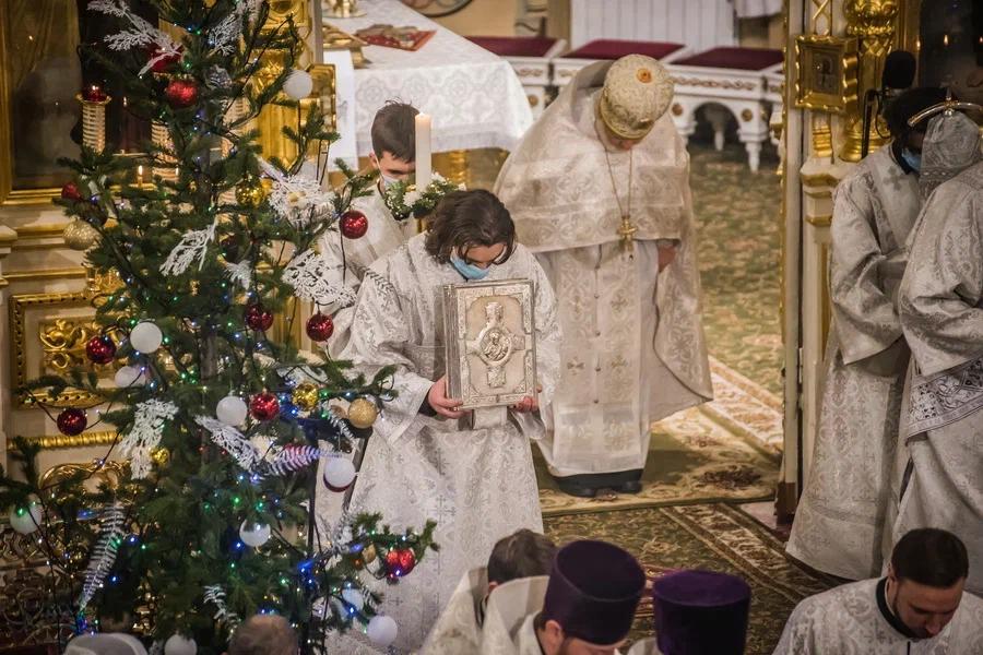 Фото Новосибирцы встретили Рождество на праздничной службе в храме – 15 лучших фото из Вознесенского собора 7