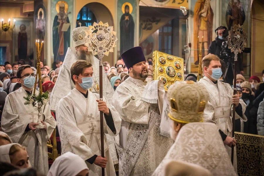 Фото Новосибирцы встретили Рождество на праздничной службе в храме – 15 лучших фото из Вознесенского собора 12