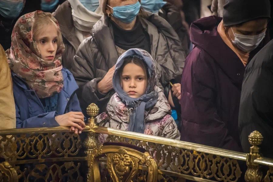 Фото Новосибирцы встретили Рождество на праздничной службе в храме – 15 лучших фото из Вознесенского собора 14