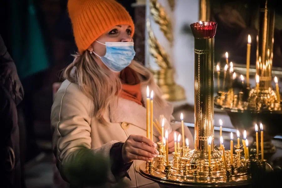 Фото Новосибирцы встретили Рождество на праздничной службе в храме – 15 лучших фото из Вознесенского собора 4