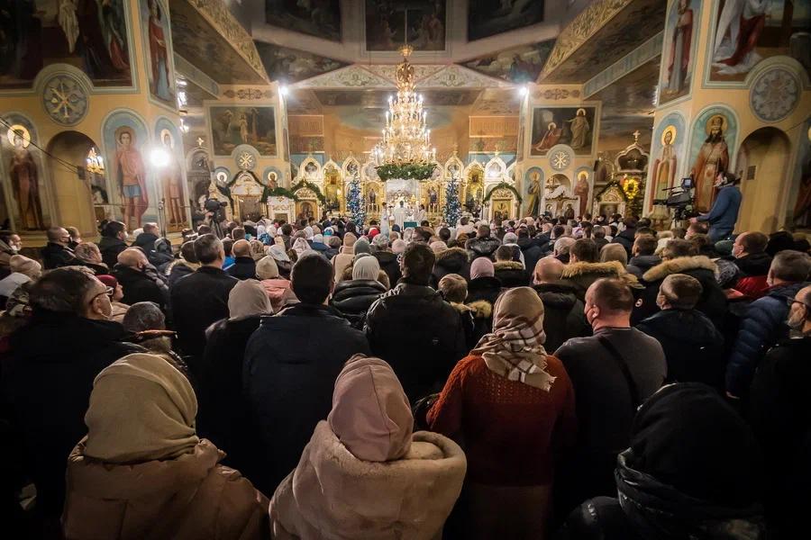 Фото Новосибирцы встретили Рождество на праздничной службе в храме – 15 лучших фото из Вознесенского собора 10