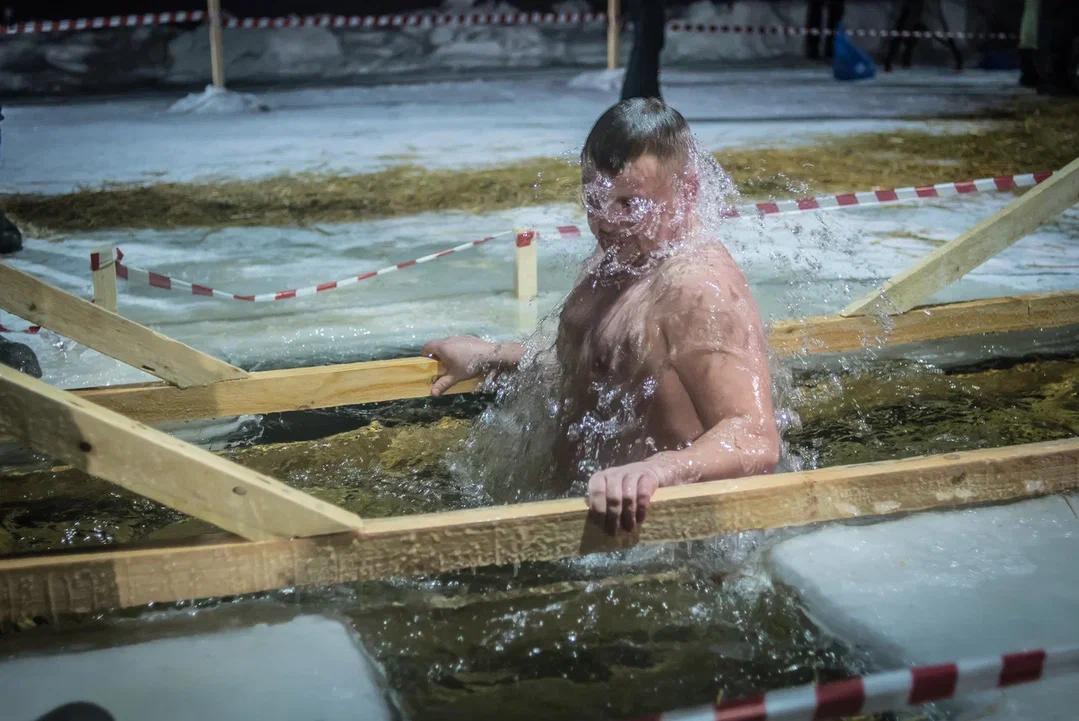 Фото В Новосибирске отмечают Крещение Господне: 10 морозных фото у ночной купели 8